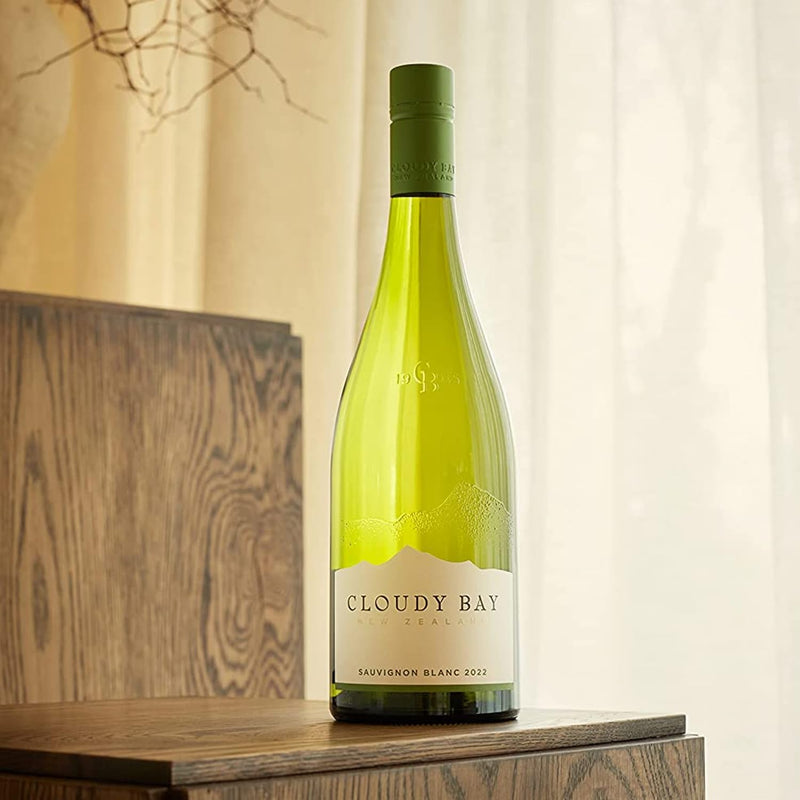 Cloudy Bay Sauvignon Blanc Gift Boxed 75cl | Premium White Wine Gift | Wine Gifts for Him, Her, Birthdays, Christmas Wine Gifts, Corporate Wine Gifts