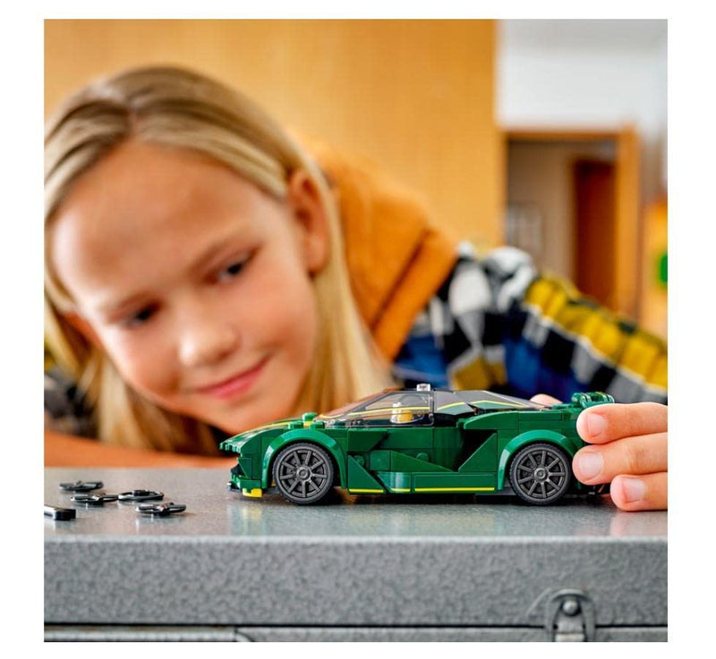 LEGO 76907 Speed Champions Lotus Evija Voiture de Course, Jouet Réduit Avec Minifigure de Pilote de Course, Jouet Pour Enfants