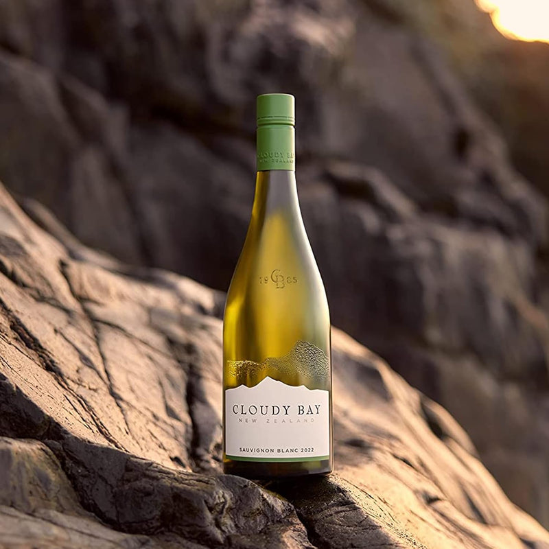 Cloudy Bay Sauvignon Blanc Gift Boxed 75cl | Premium White Wine Gift | Wine Gifts for Him, Her, Birthdays, Christmas Wine Gifts, Corporate Wine Gifts