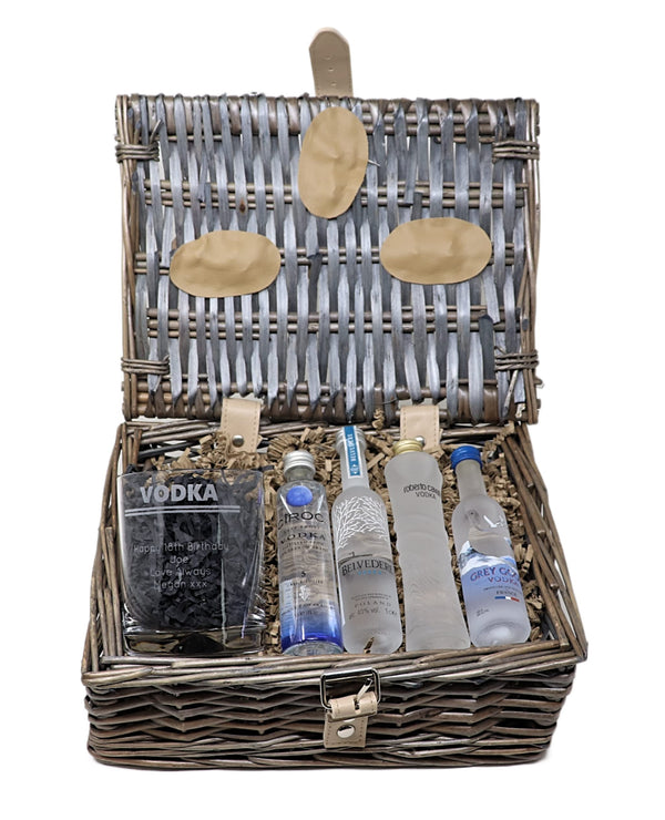 Regalo Personalised Vodka Gift Hamper Basket with Engraved Vodka Glass Set 40% vol